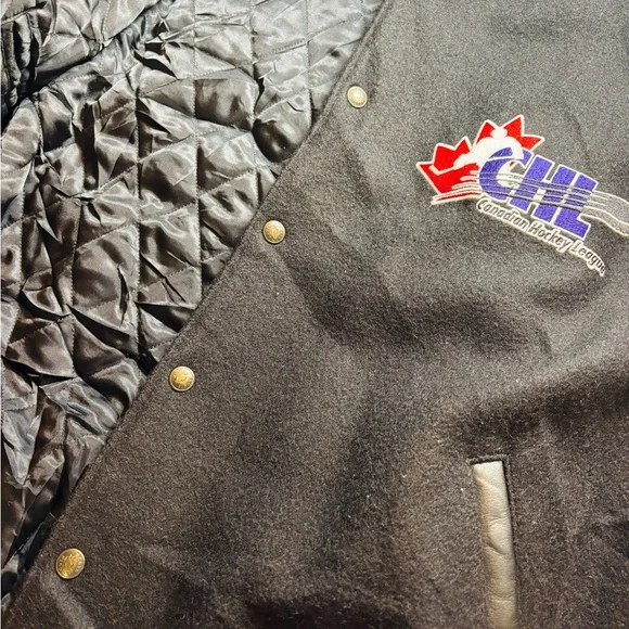Wayne Gretzky Signed Roots Jacket CHL– “Cherry vs. Orr” Edition (2000) - Picture 14 of 15